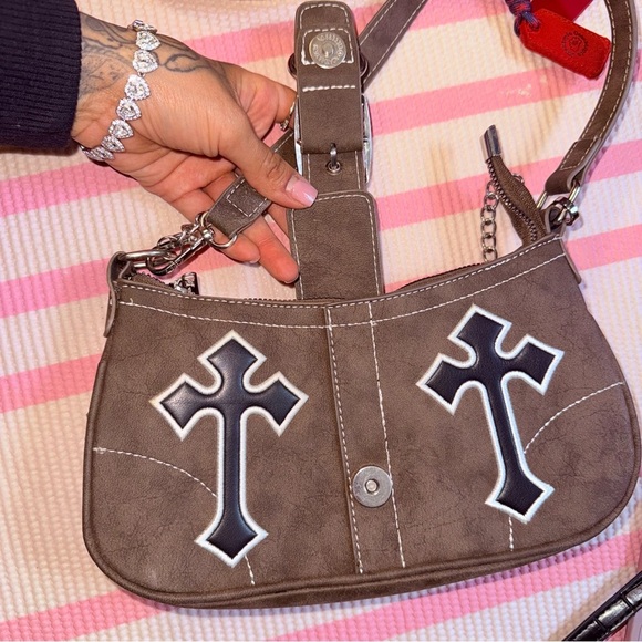PrettyLittleThing Gray Shoulder Bag with Chain and Cross Accents - Picture 14 of 15